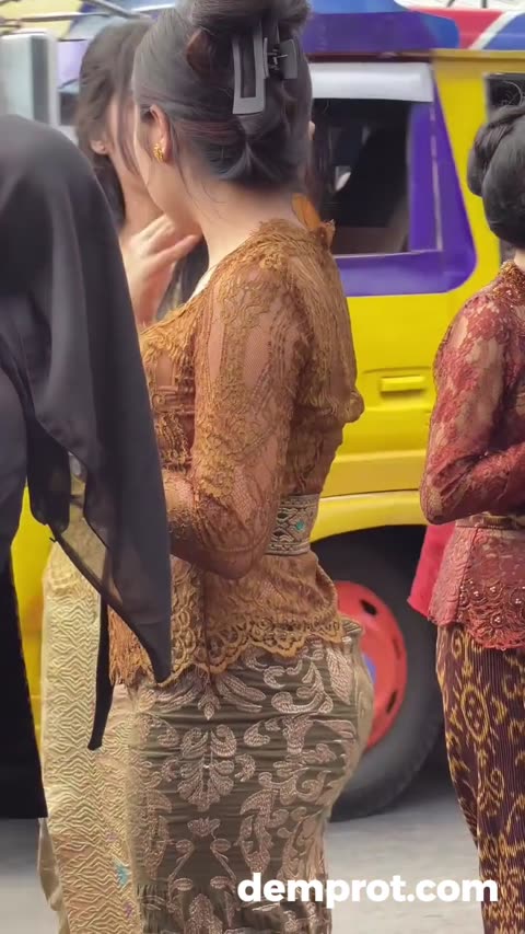 Candid Gadis Cantik Montok Pake Kebaya Ketat