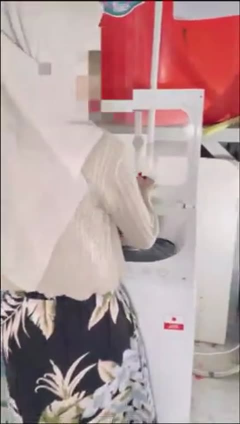 Ngentot Pembantu Berjilbab Sambil Nyuci