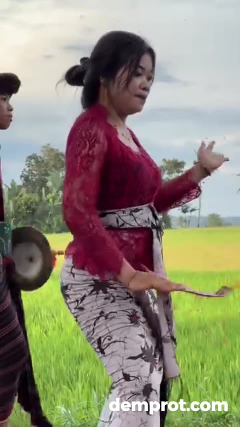 Kebaya Ketat Joget: Seksi dan Provokatif