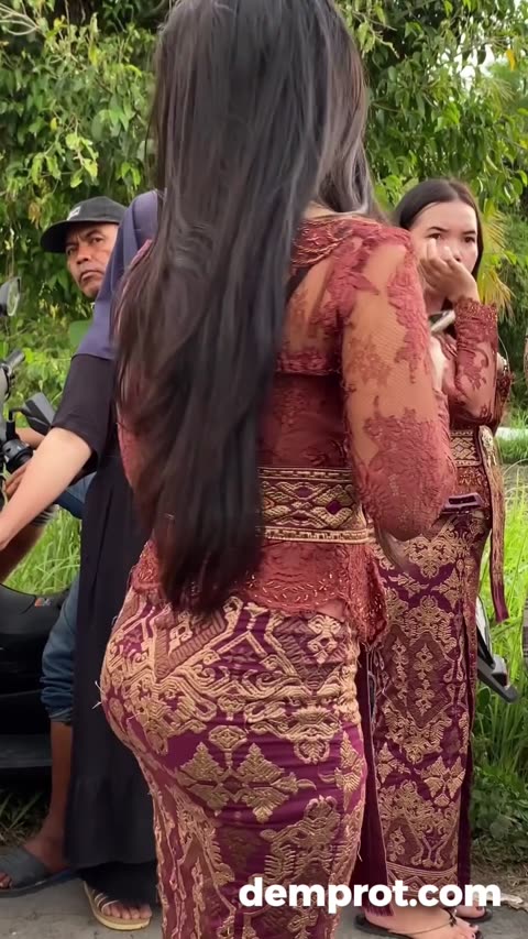 Candid Gadis Cantik Pantat Besar Berkebaya Ketat