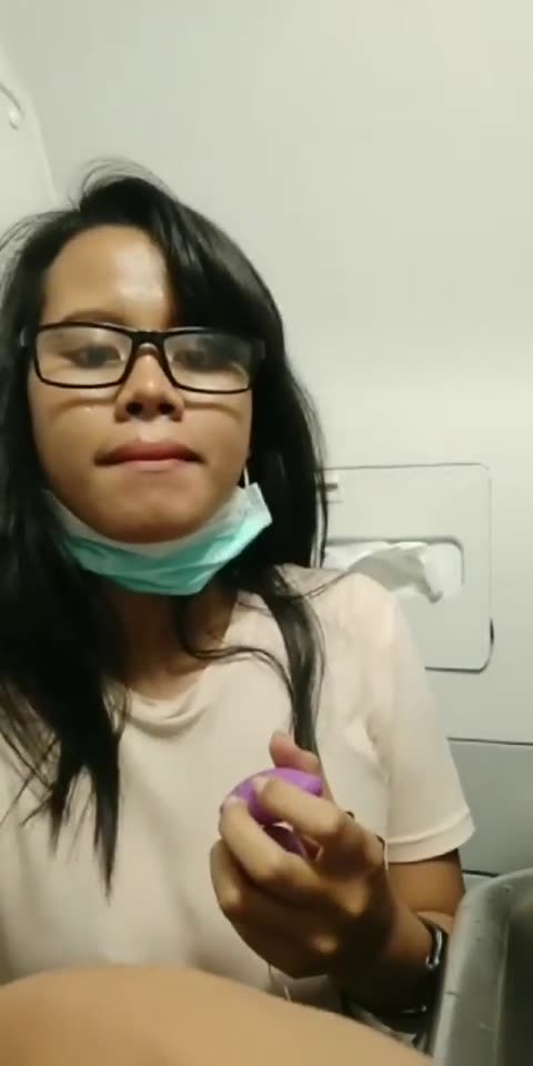 Siskaeee Pasang Vibrator di Toilet Umum