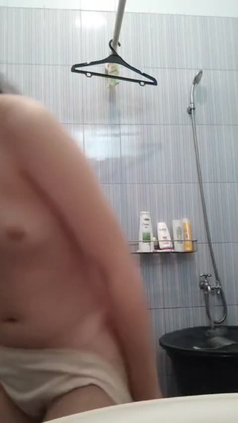 Ngintip Bocil Cantik Lagi Mandi