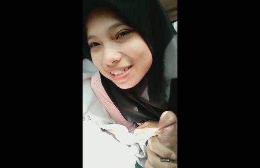 ABG Berjilbab Hitam Melakukan BJ di Dalam Mobilnya