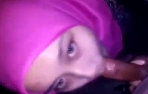 Video Bokep: Jilbab Pink Langganan Om Nyepong Kontol