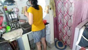 Suami Kebelet Ngentot, Istri Masak Dapur