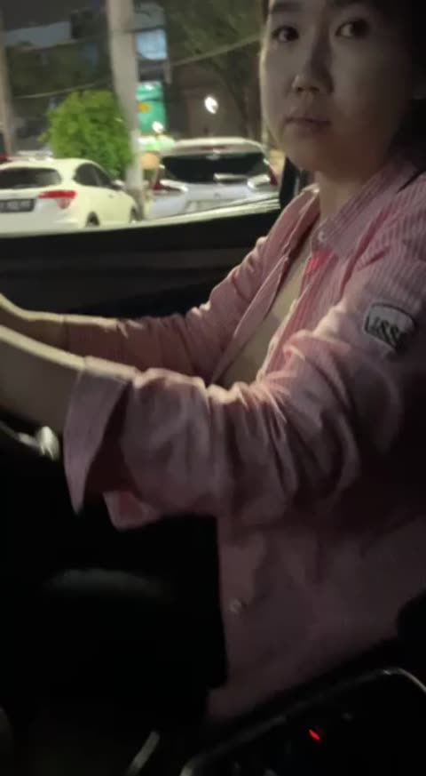 Novi Eksib Pamer Toket di Tukang Parkir