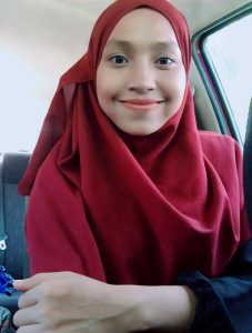 Foto Bugil Cewek Berjilbab Merah yang Doyan Ngentot